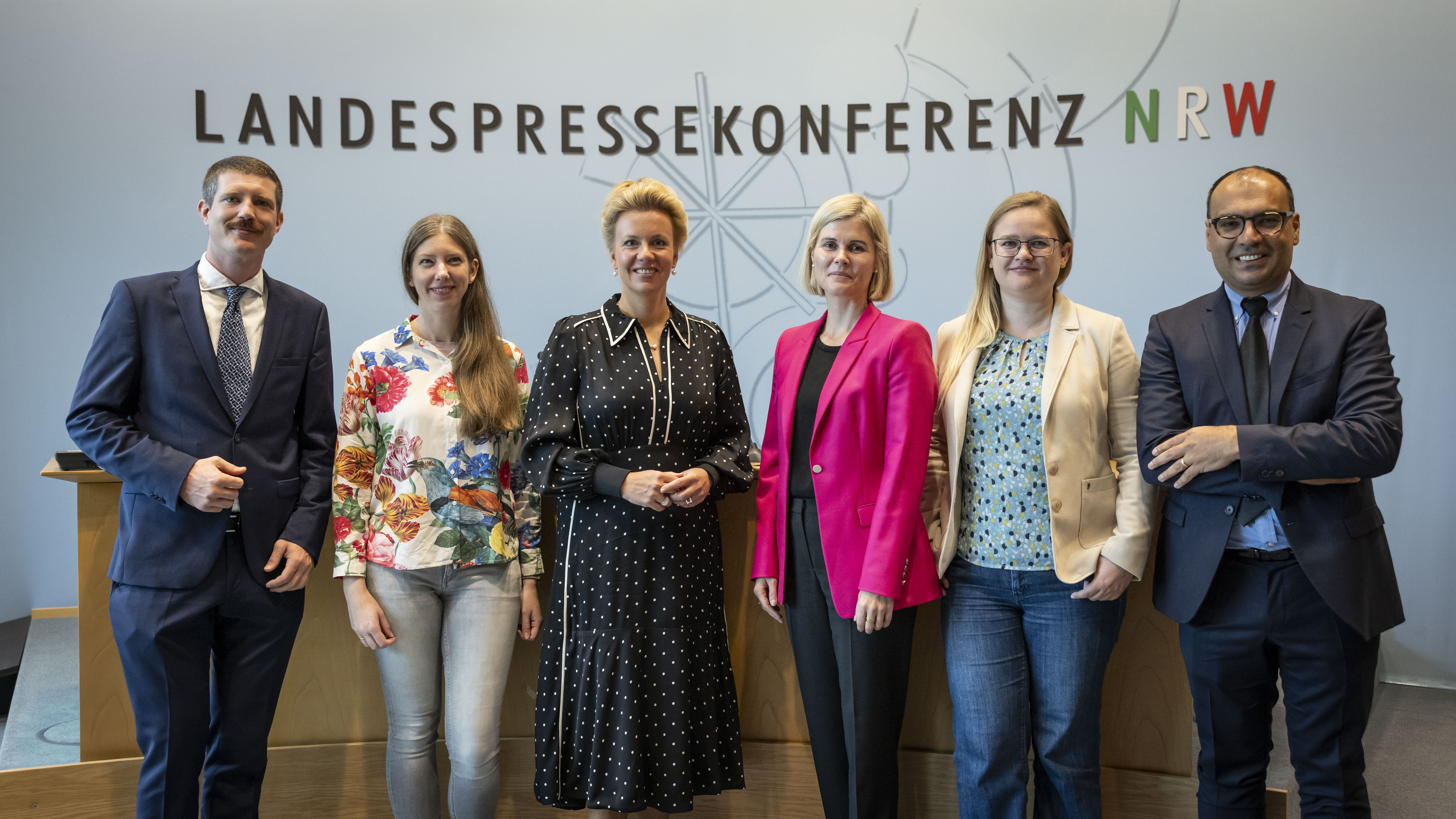 Gruppenfoto vor LPK-Rückwand