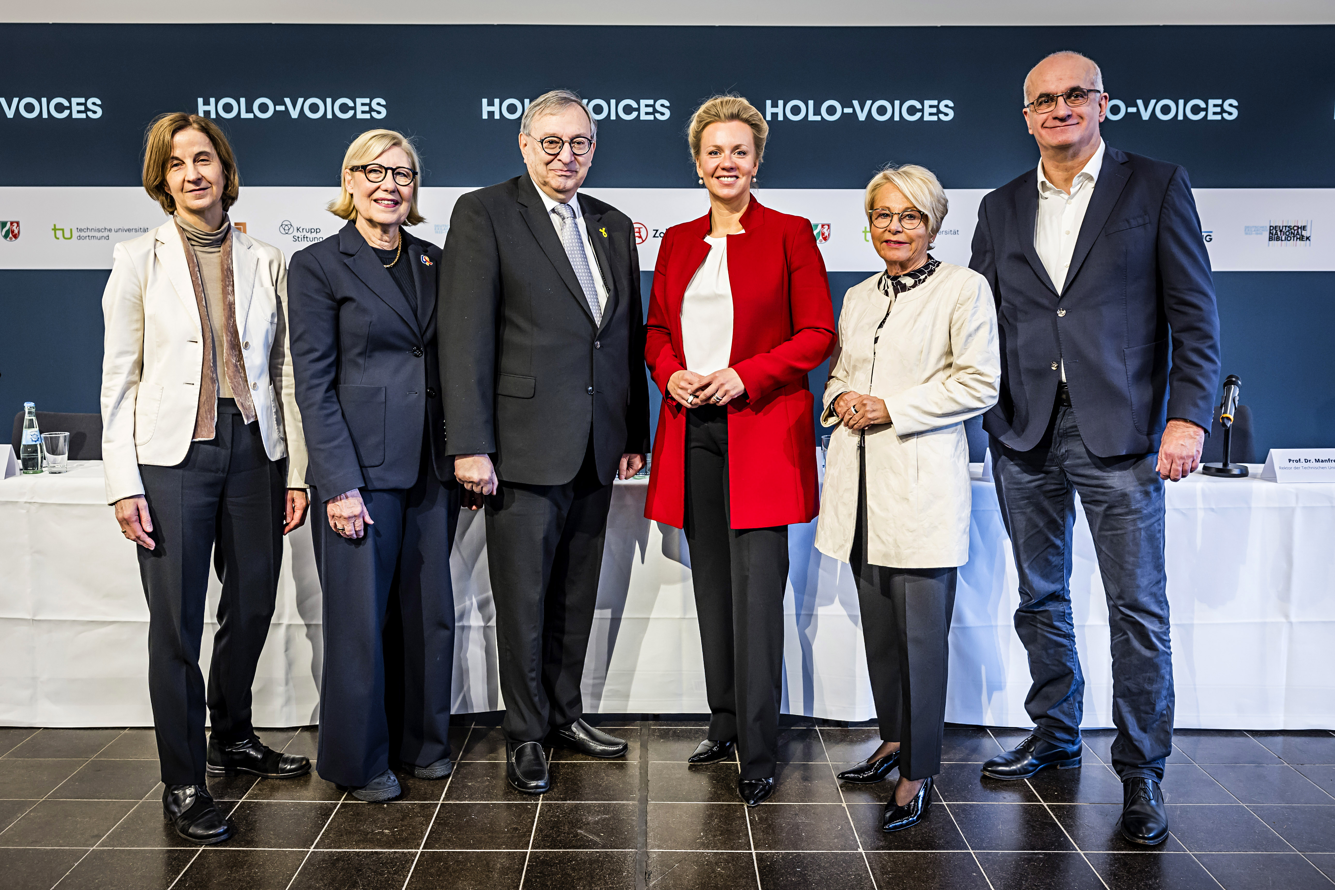 Gruppenbild vor Pressewand