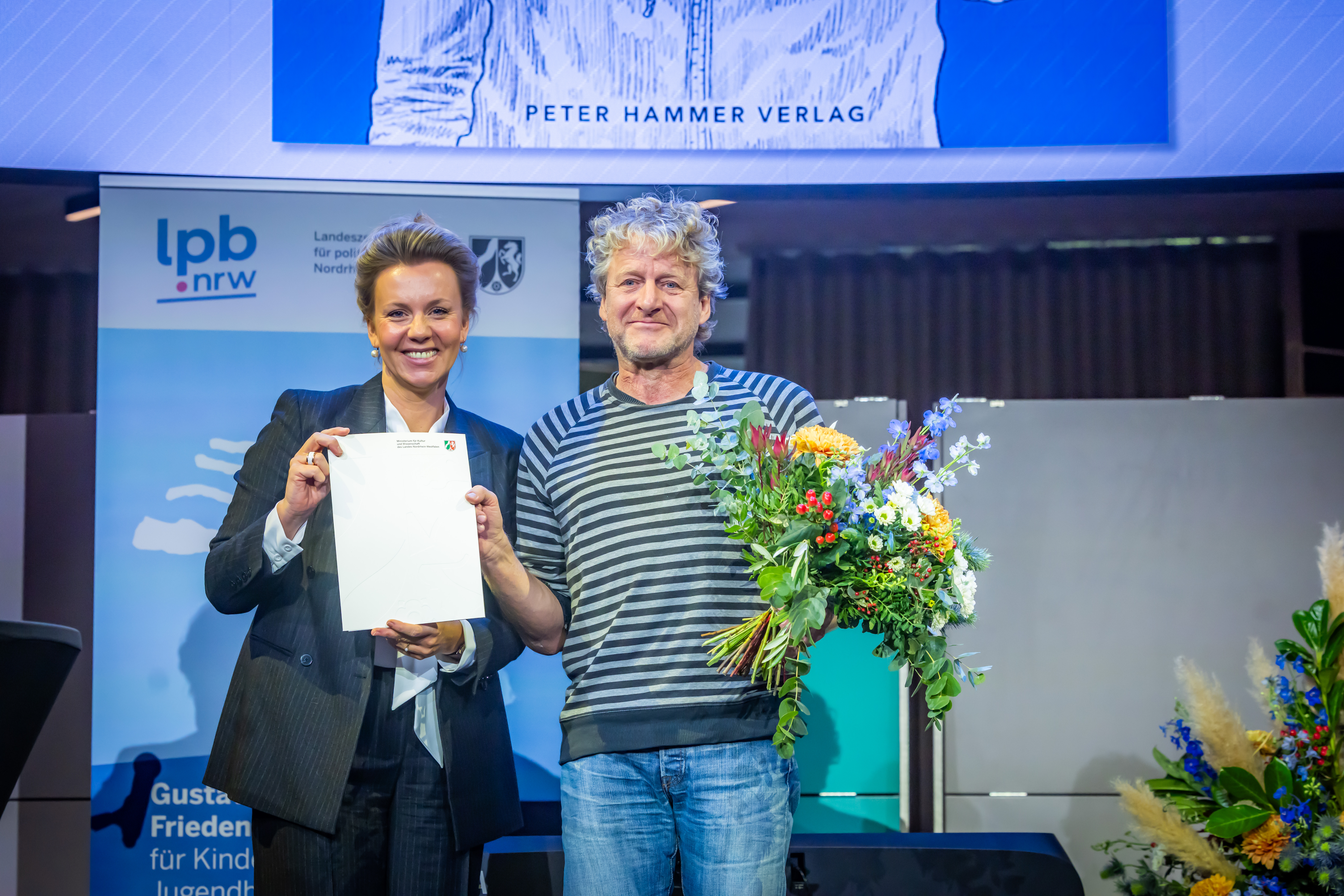 Autor Jörg Isermeyer mit Ministerin Brandes