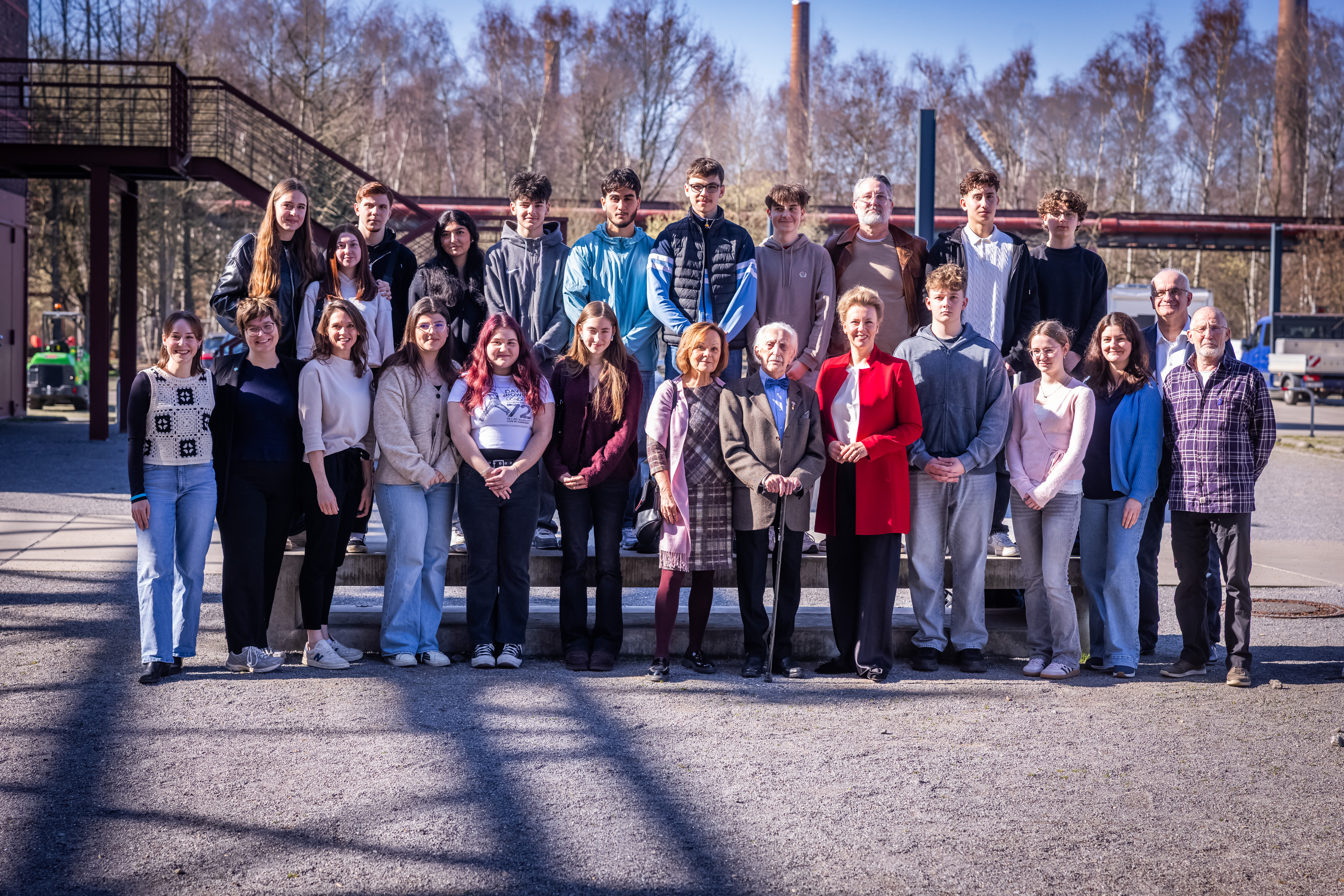 Gruppenbild vom Besuch von Dr. Leon Weintraub bei HOLO-VOICES