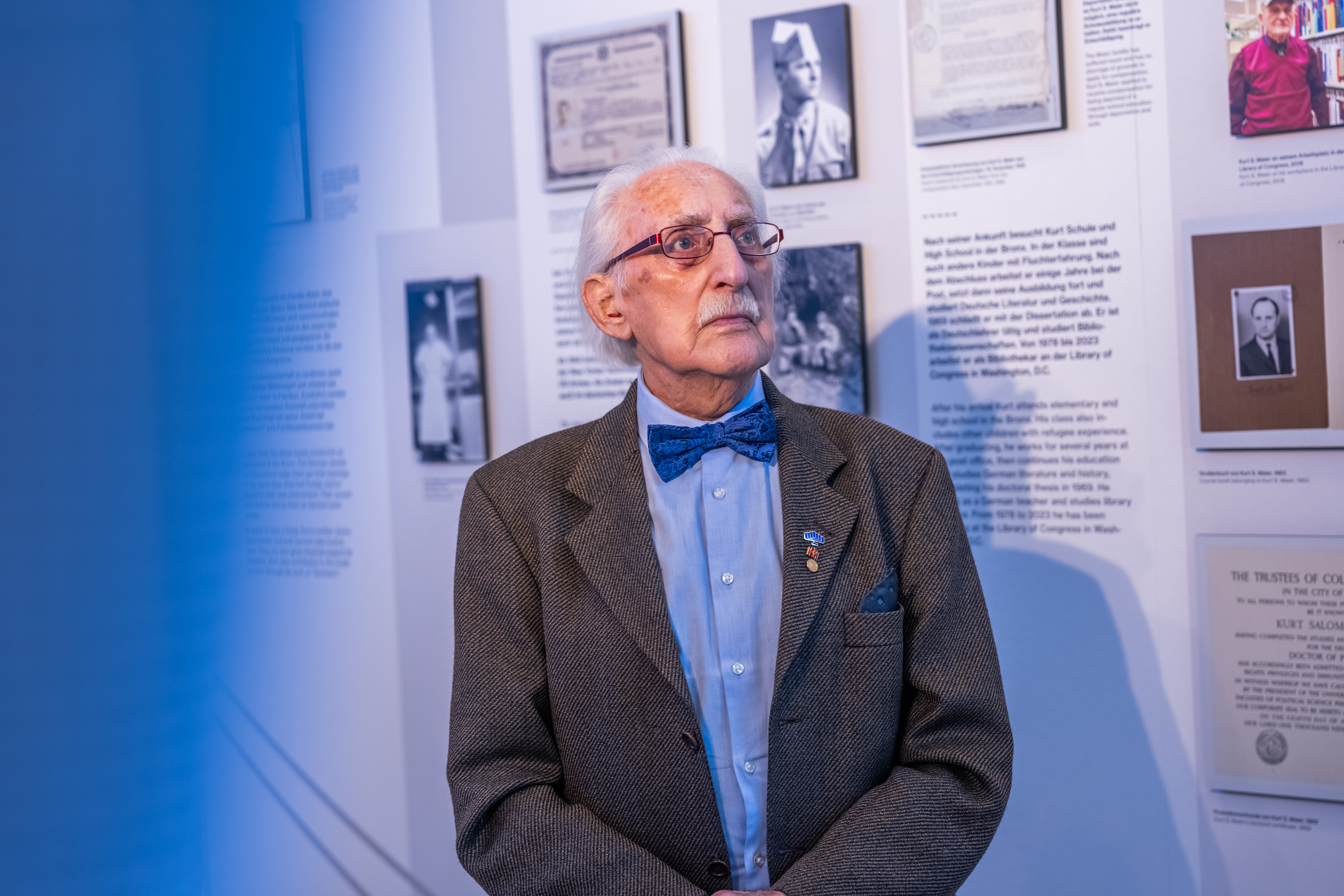 Dr. Leon Weintraub in der Ausstellung