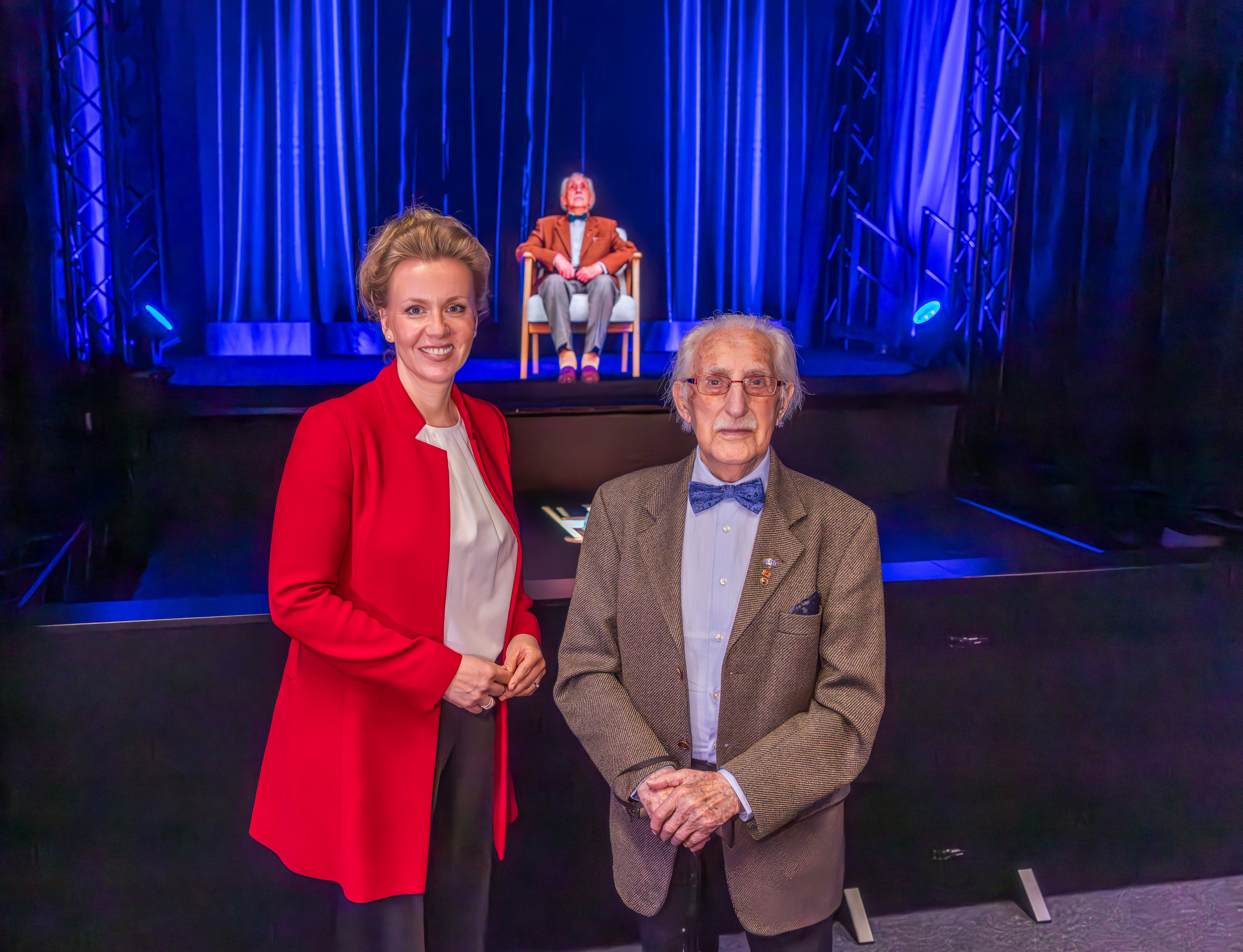 Dr. Leon Weintraub und Ministerin Ina Brandes MdL vor dessen Hologramm