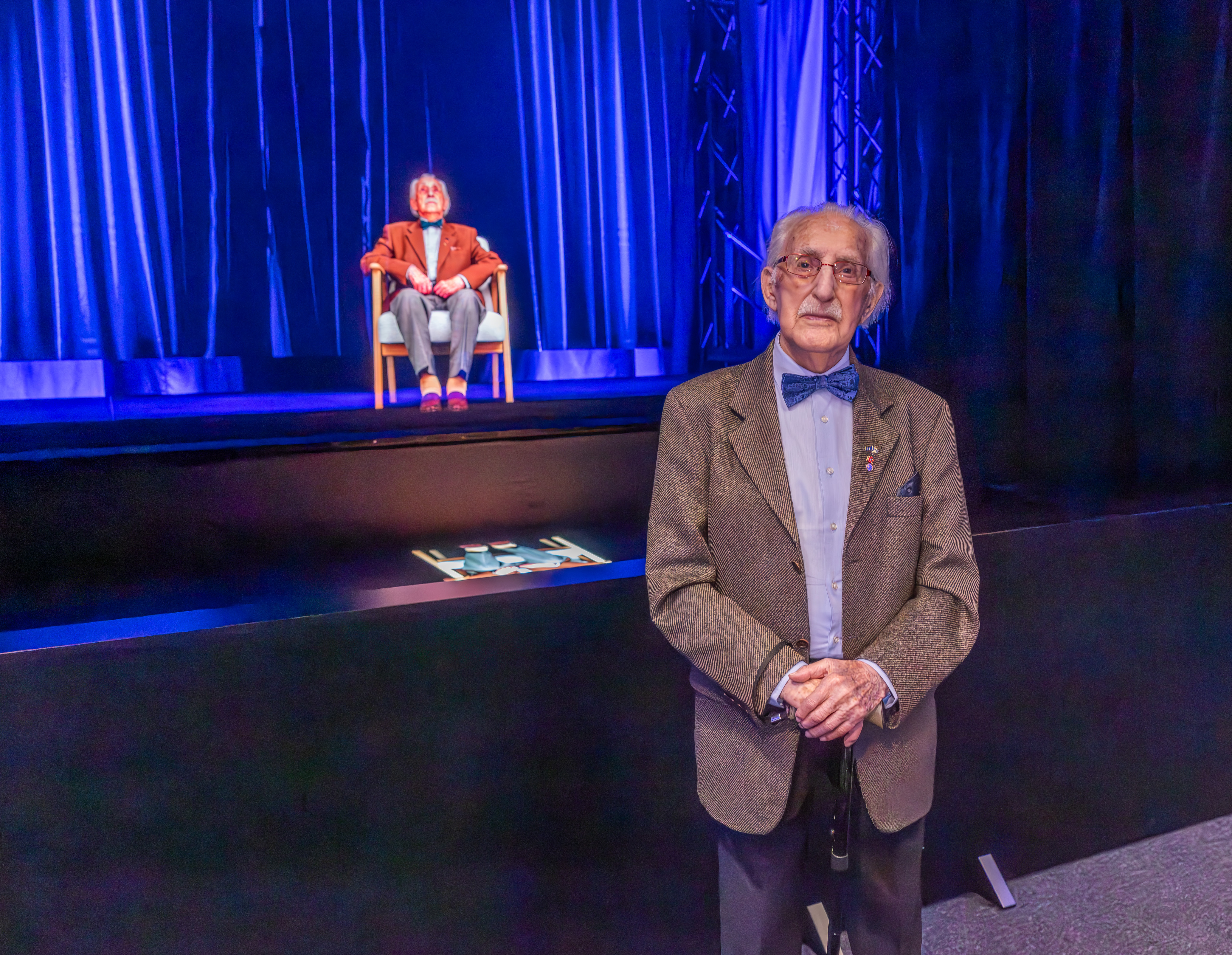 Dr. Leon Weintraub mit seinem Hologramm bei HOLO-VOICES