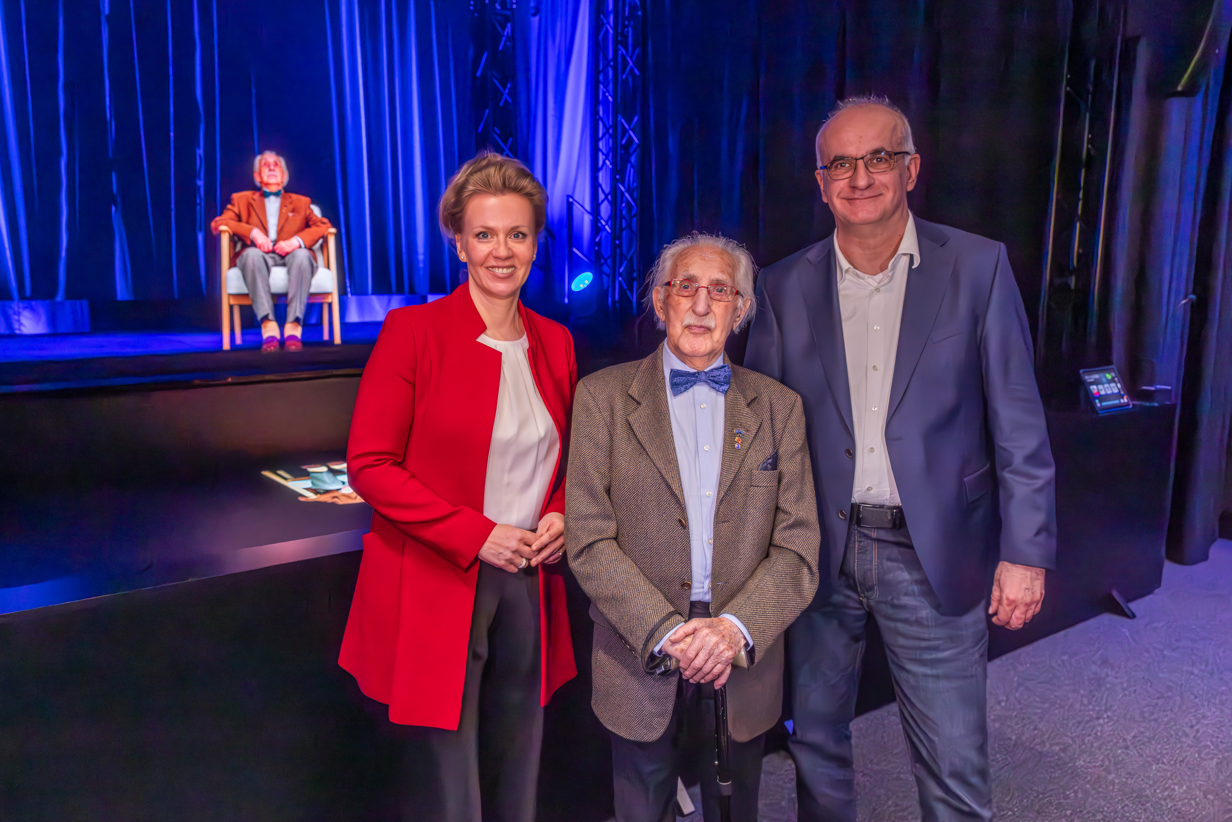 Dr. Leon Weintraub + Hologramm mit Ministerin Ina Brandes MdL und TU Dortmund Rektor Prof. Dr. Manfred Bayer