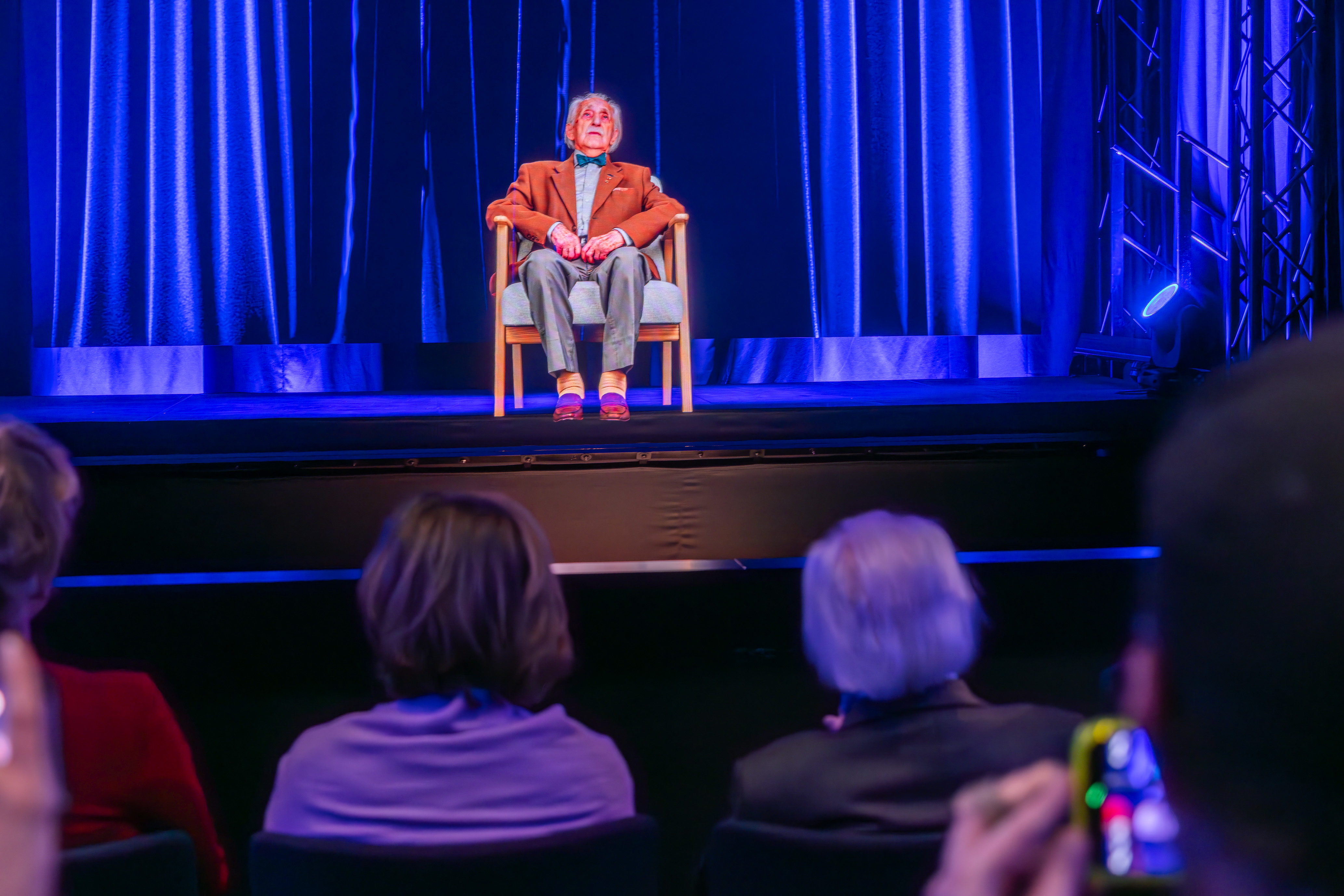 Holocaust-Zeitzeuge Dr. Leon Weintraub als Hologramm