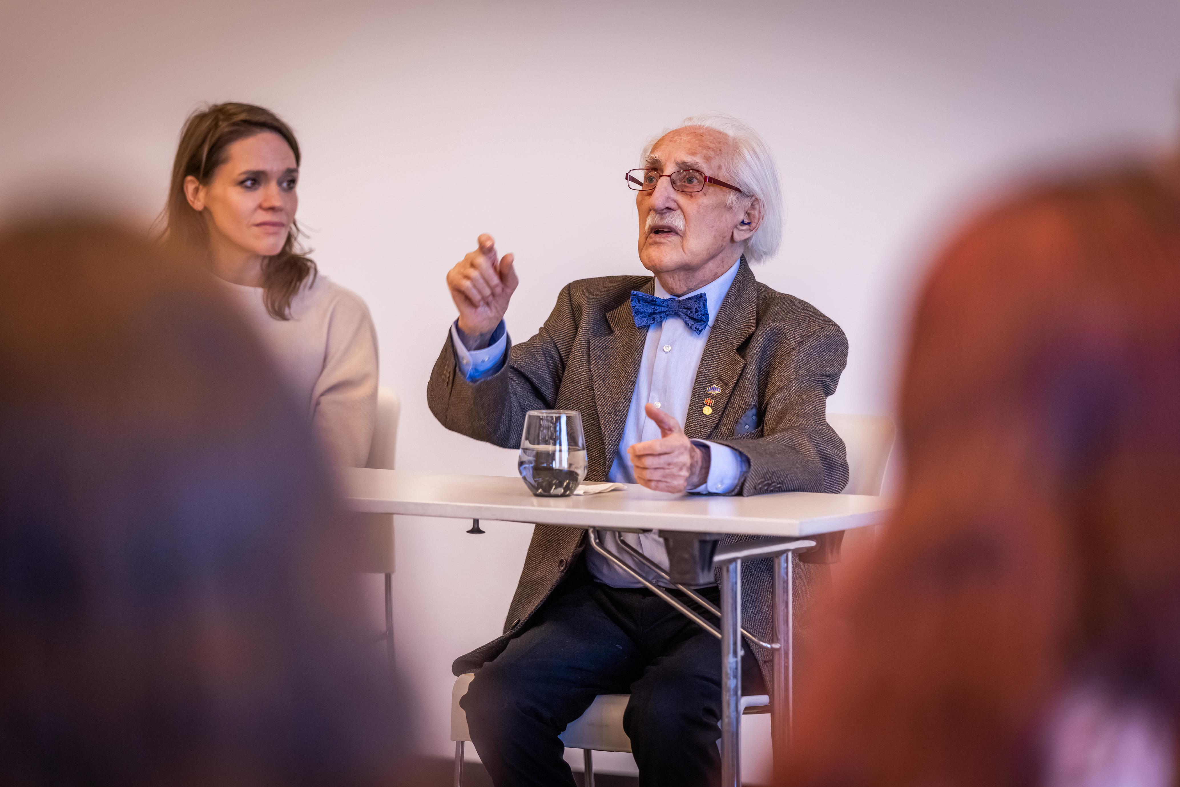 Dr. Leon Weintraub im Austausch mit den Schülerinnen und Schülern