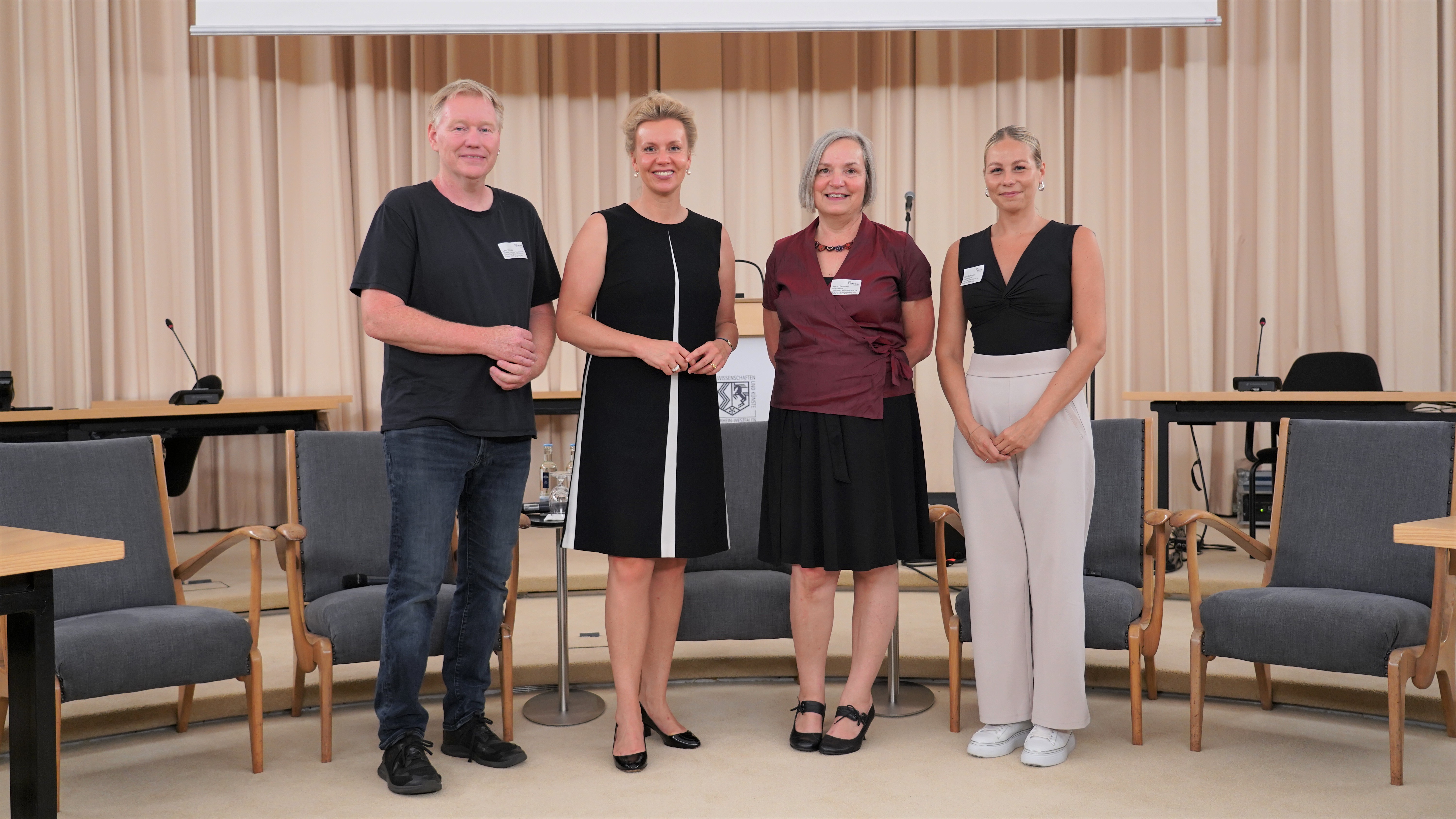 Gruppenbild mit drei Frauen und einem Mann