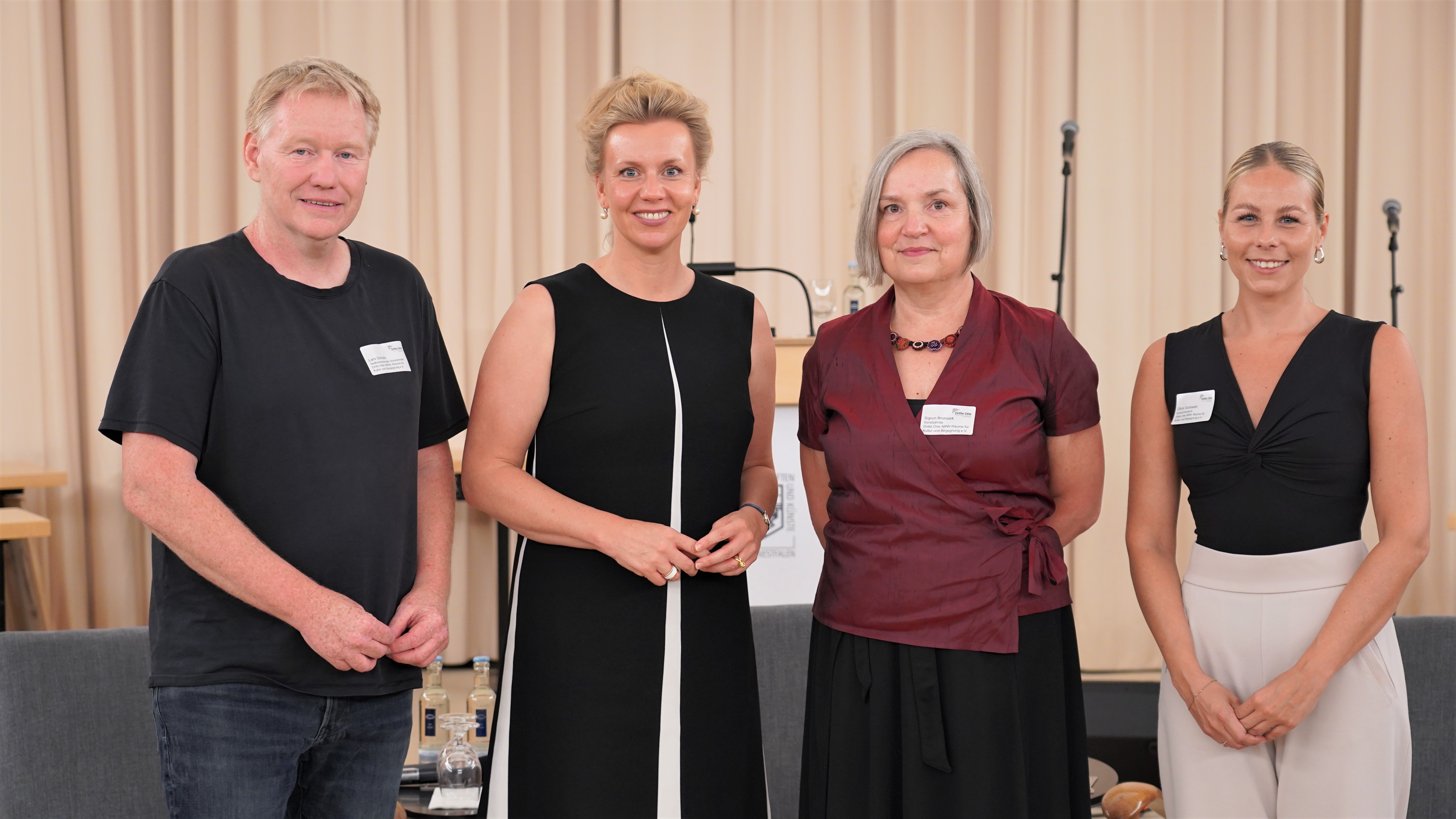 Gruppenbild Ministerin Ina Brandes MdL mit Vereinsvorstand Dritte Orte