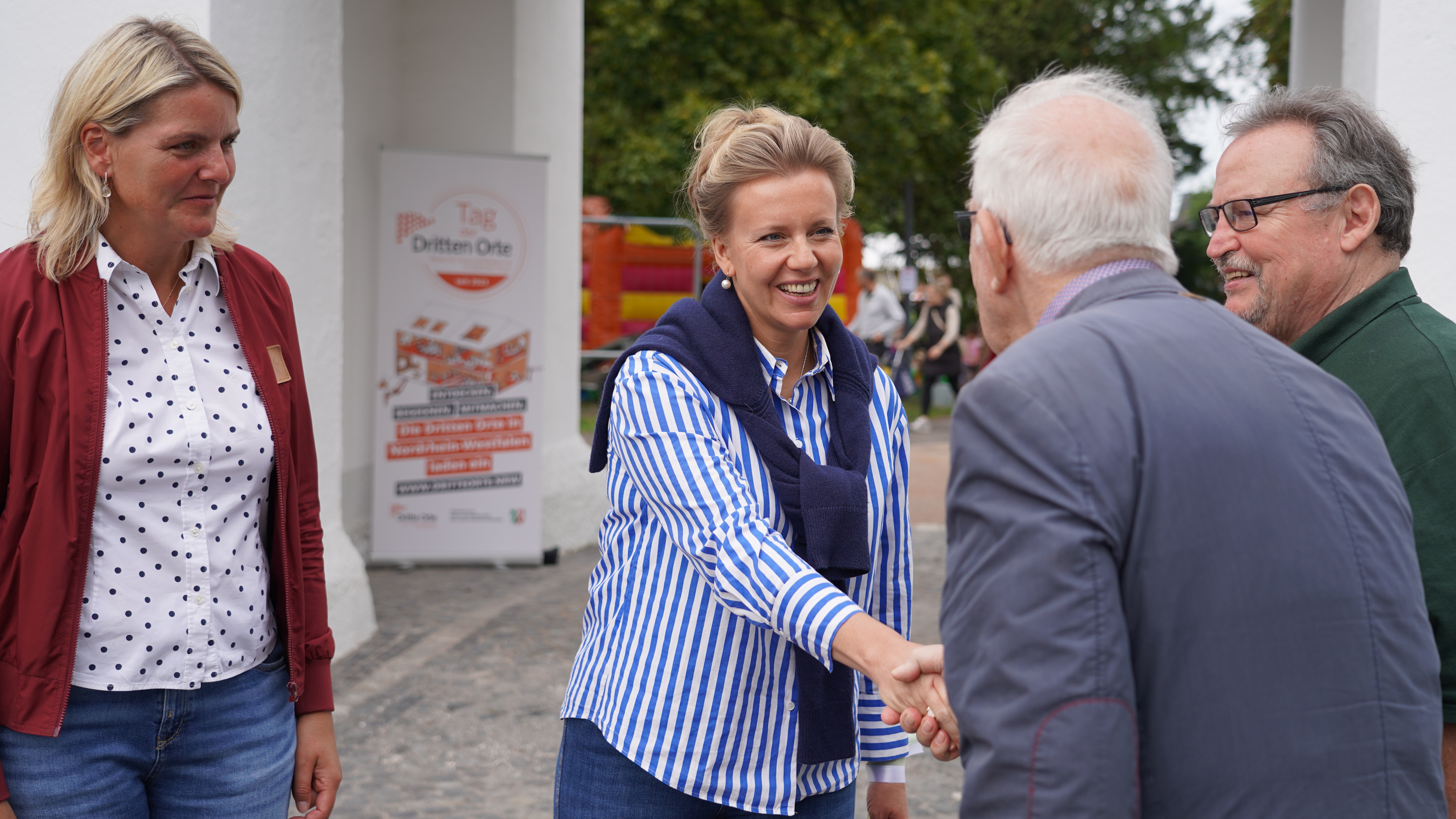 Ministerin Brandes bei Ankunft Bispinghof