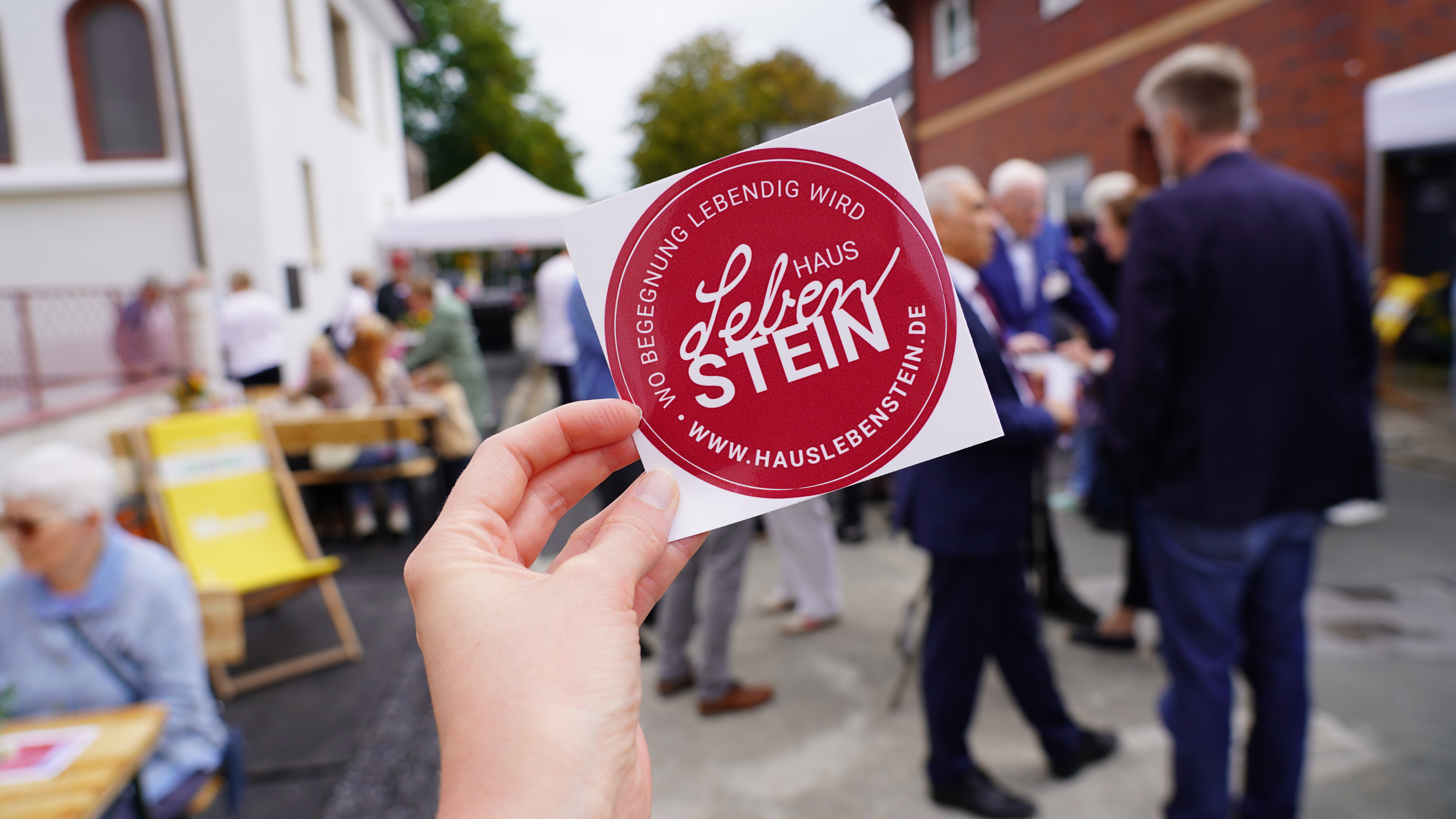 Sticker Haus Lebenstein vor Besuchermenge