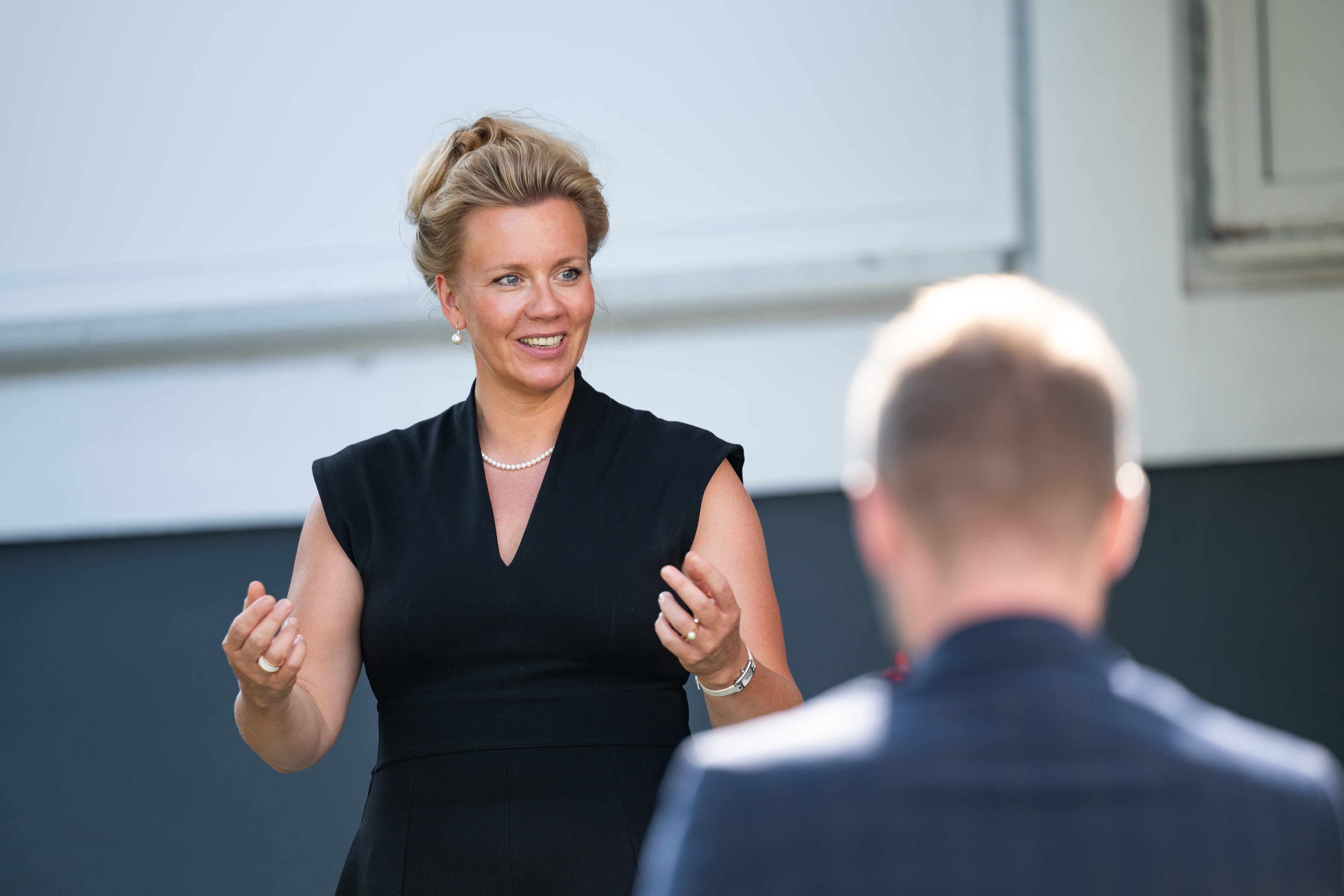 Tag der Dritten Orte 2024: Foto Ministerin Ina Brandes