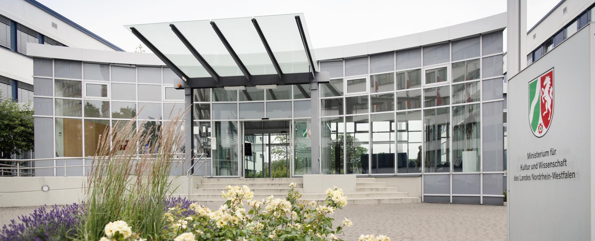 Eingang Hauptgebäude