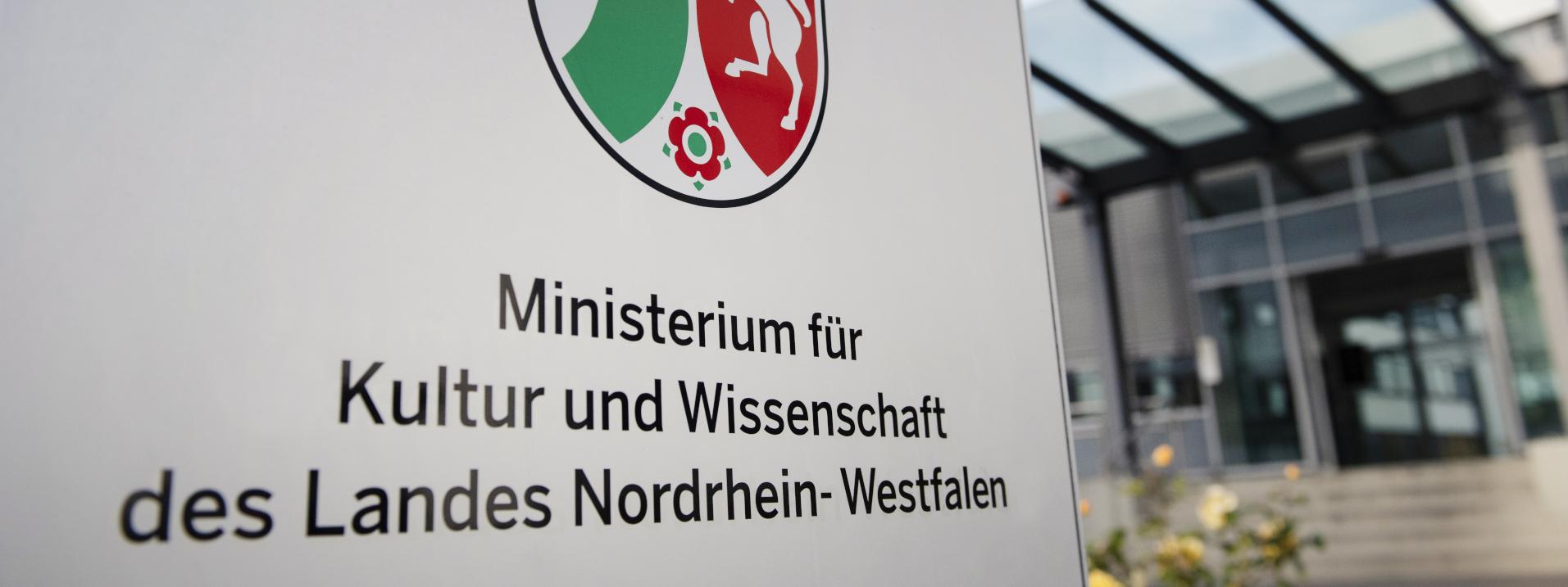 Ein Schild mit dem Schriftzug "Ministerium für Kultur und Wissenschaft des Landes Nordrhein-Westfalen"