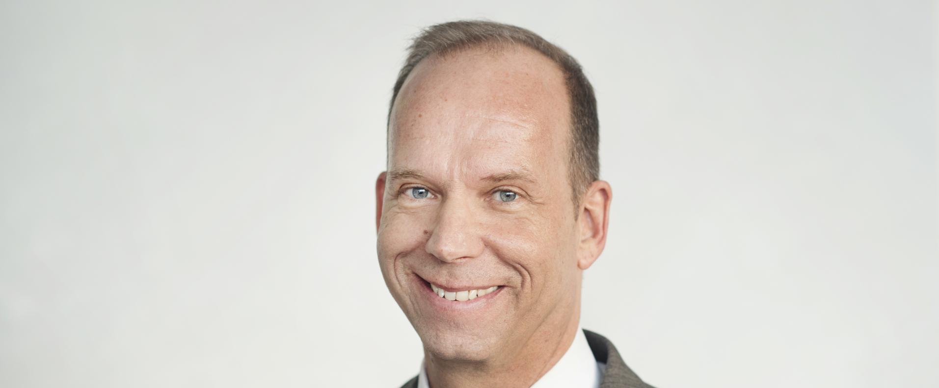 Portrait eines Mannes im Anzug