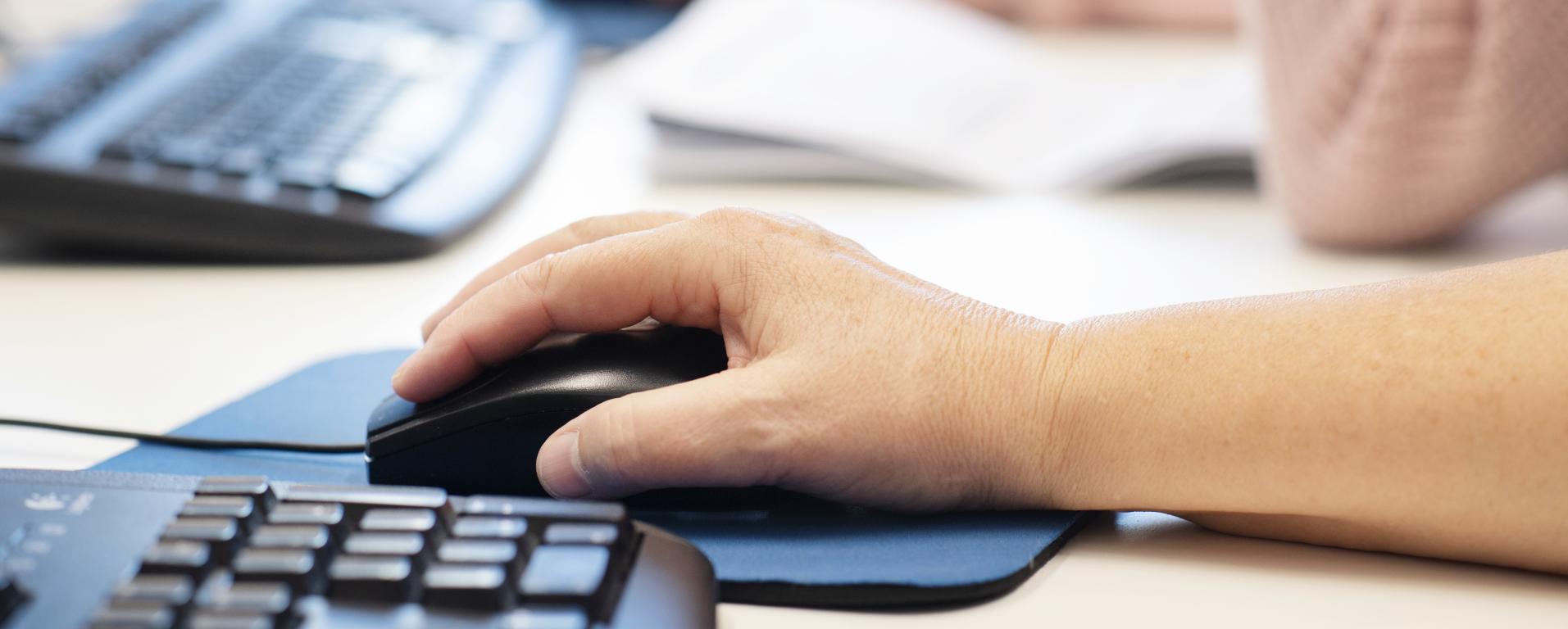 Hand an Maus und Tastatur