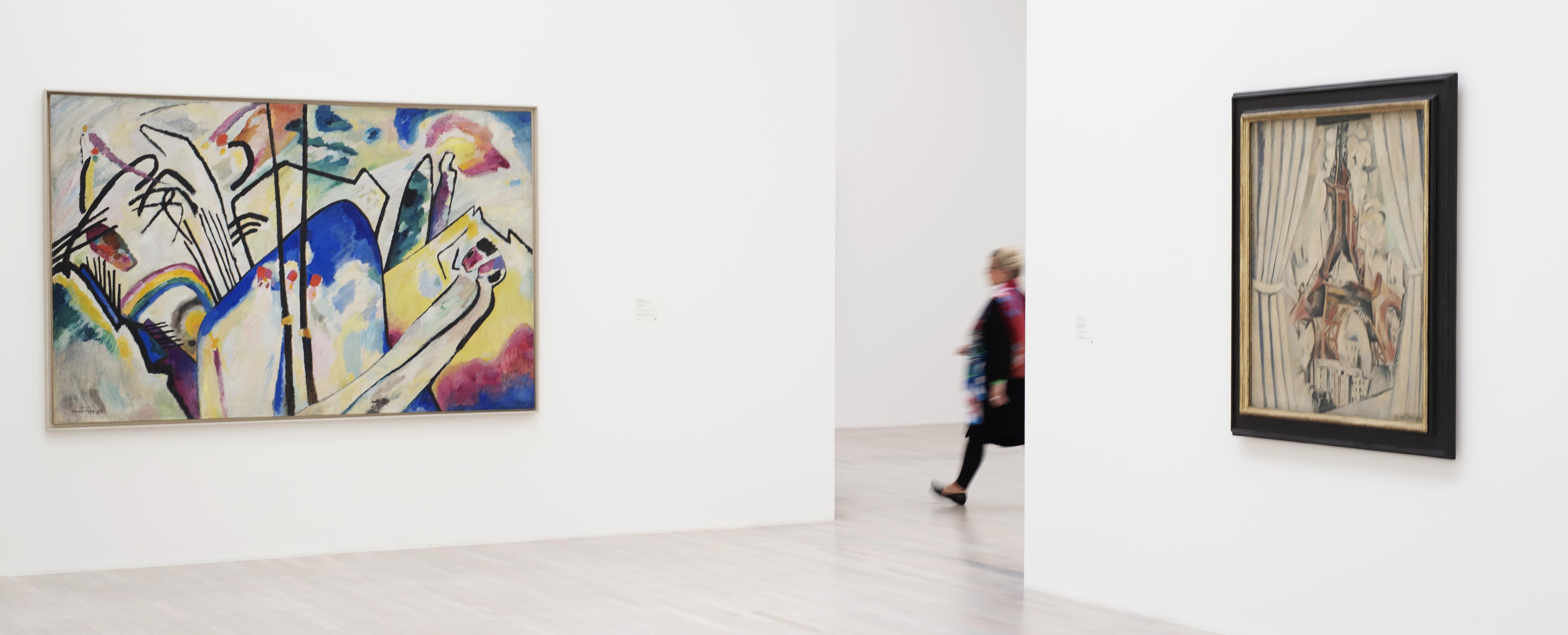Gemälde in der Kunstsammlung, im Hintergrund läuft eine Person vorbei.