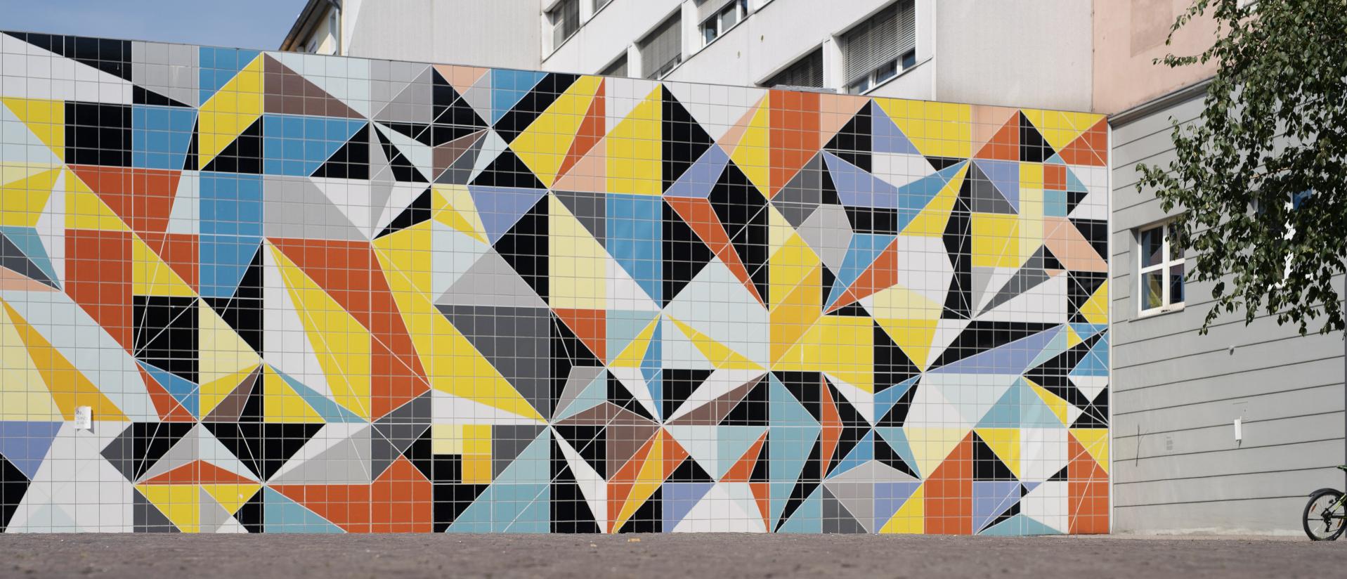 Eine bunt gestaltete Wand im Außenbereich