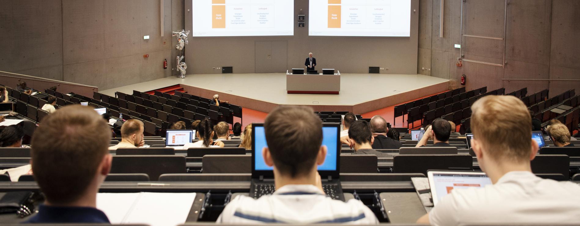 Vorlesung in einem Hörsaal