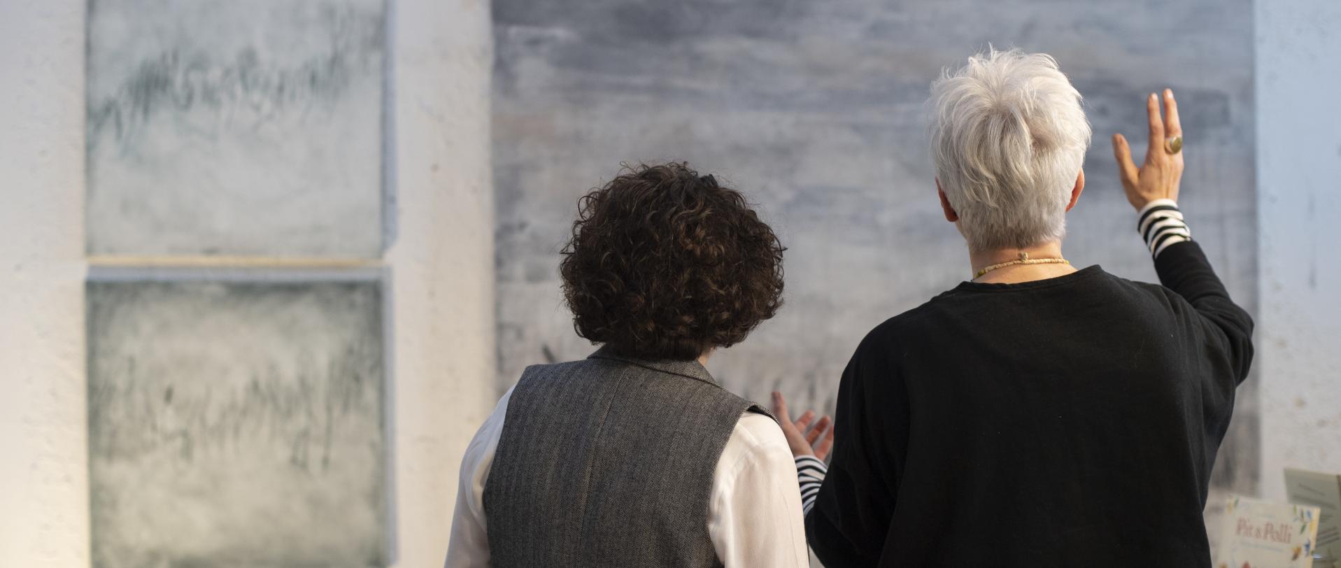 Zwei Frauen betrachten Kunstwerke
