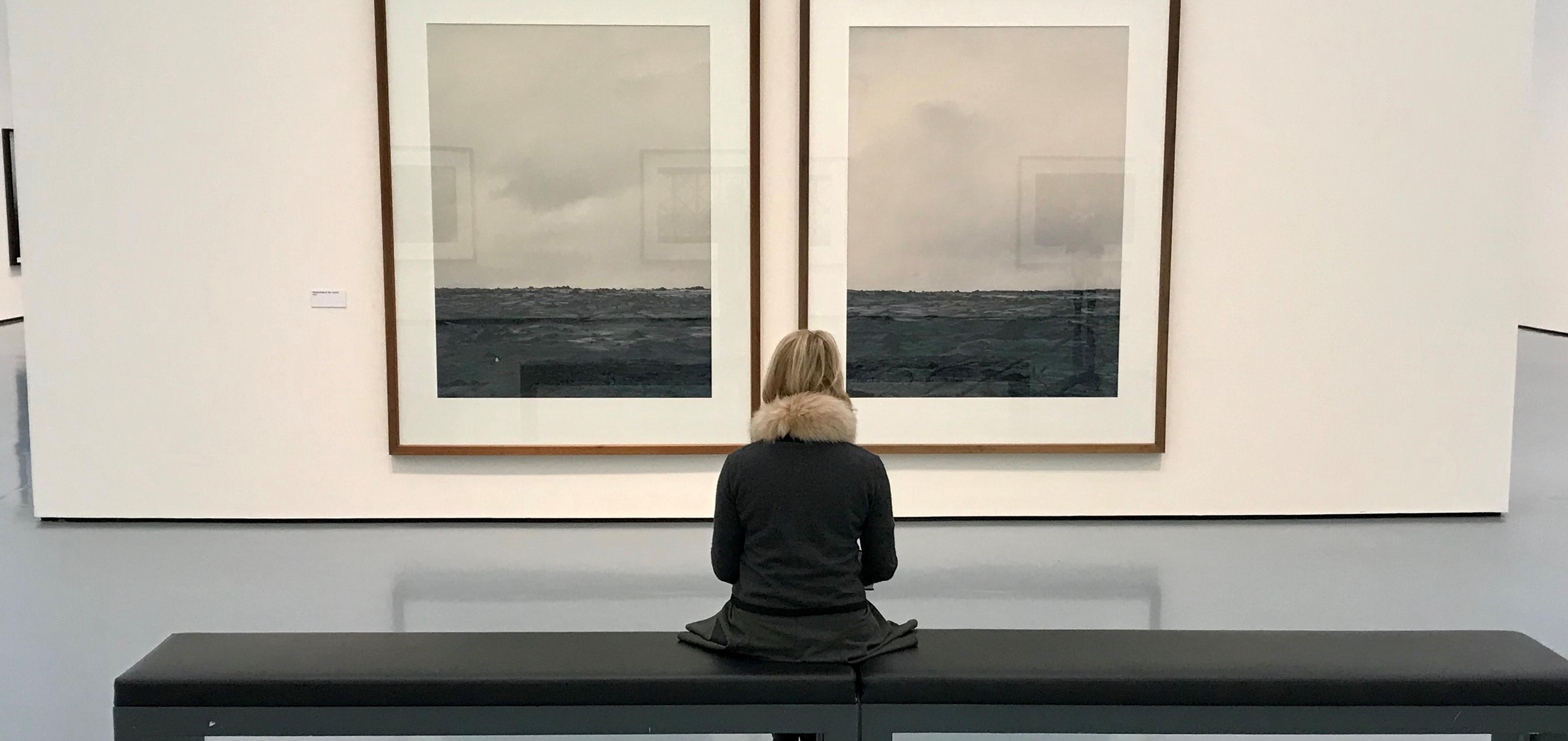 Besucherin in der Ausstellung Axel Hütte. Night and Day im Kunstpalast in Düsseldorf
