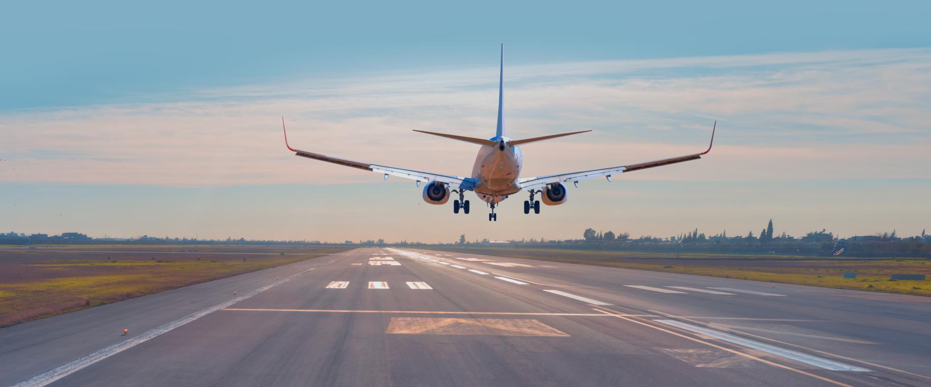 Flugzeug landet auf Landebahn