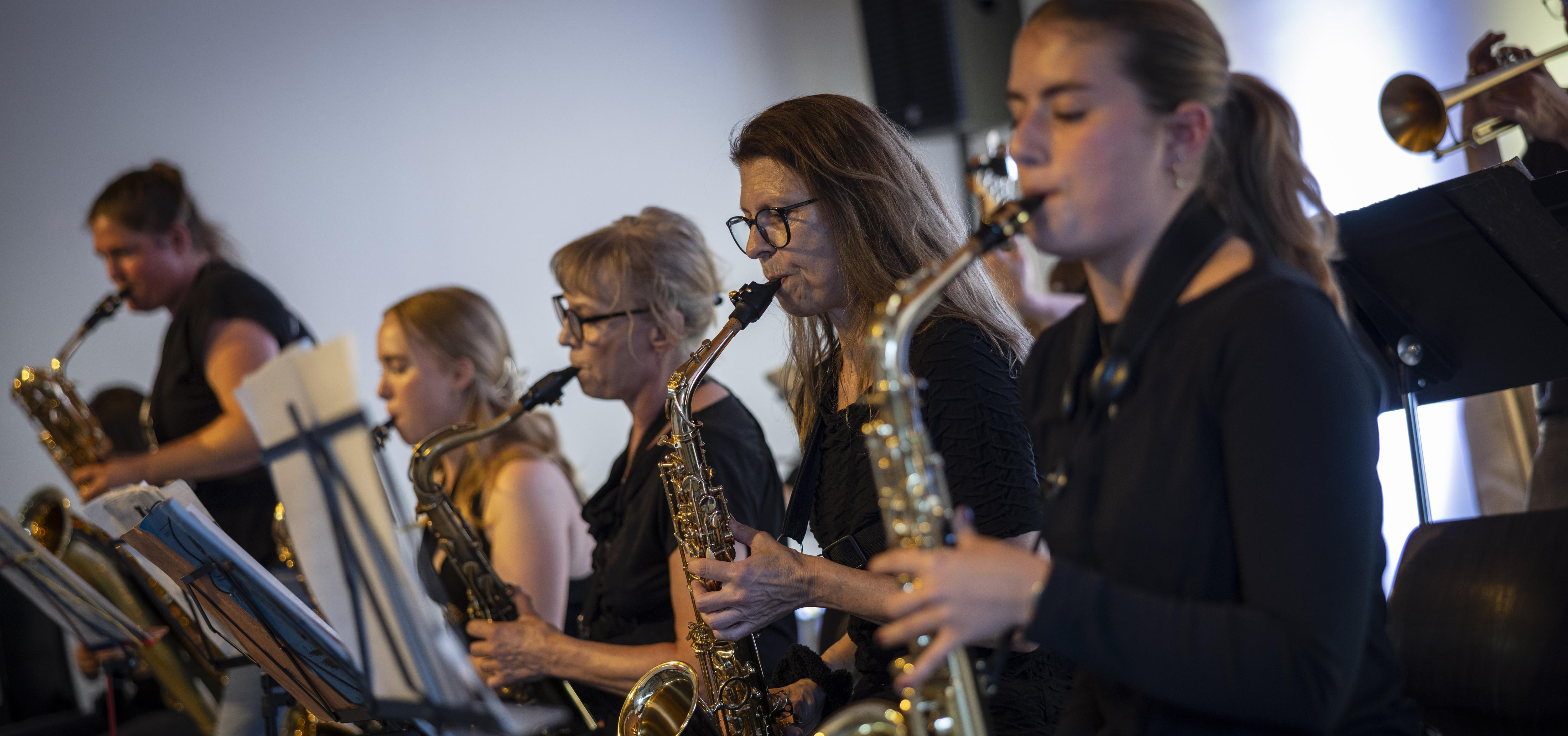 Saxophonistinnen auf einer Bühne