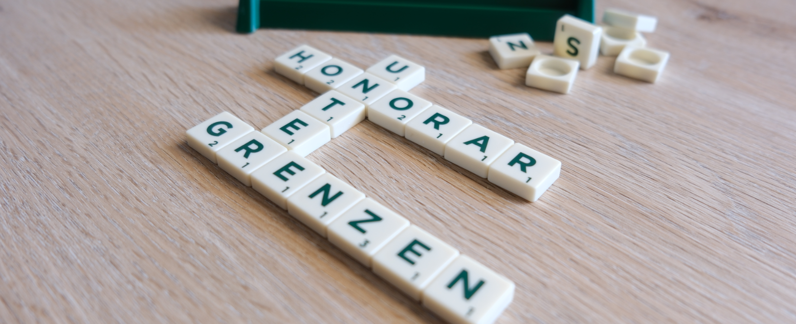 Scrabble-Buchstaben ergeben das Wort "Honoraruntergrenzen"