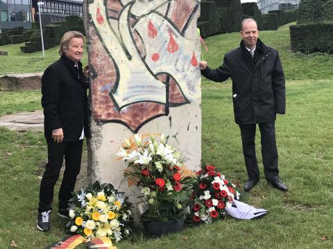  Heiko Hendriks und der Vorsitzende der VOS e.V. am Mauersegment
