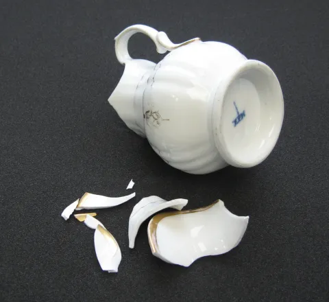 Ein zerbrochenes Milchkännchen
