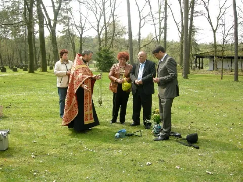 Ein Foto vom Gedenken der Familie Kucenko am Kriegsgrab des Vaters