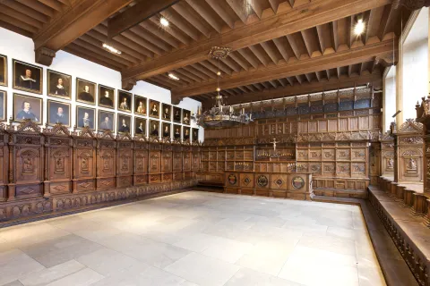 Ein dunkel vertäfelter Saal im Rathaus Münster