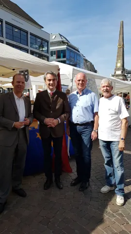 Gruppenfoto mit vier Männern