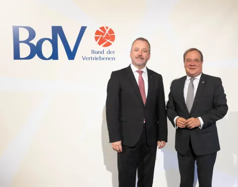 Zwei Männer vor BdV-Wand