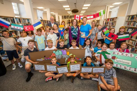 Gruppenfoto in Bibliothek
