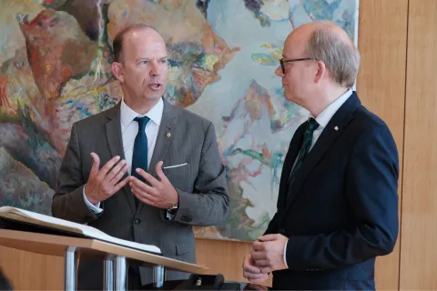 Zwei Männer im Gespräch