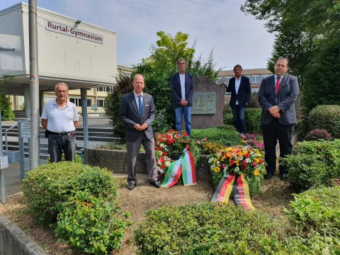 Fünf Männer bei Kranzniederlegung