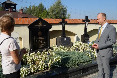 Ein Mann und eine Frau auf einem Friedhof