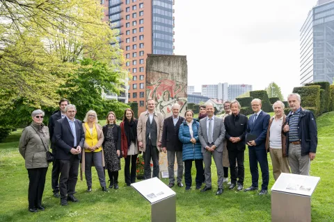 Gruppenfoto vor Gedenkstein