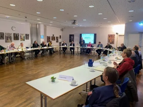 Sitzungsgruppe an einer halbrunden Tischformation