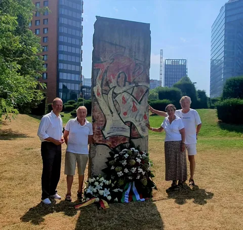 Gruppenfoto neben Gedenkstein