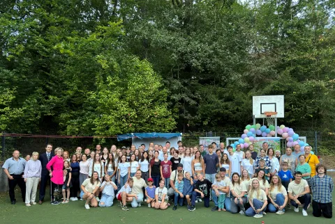 Gruppenfoto mit Kindern auf Sportplatz