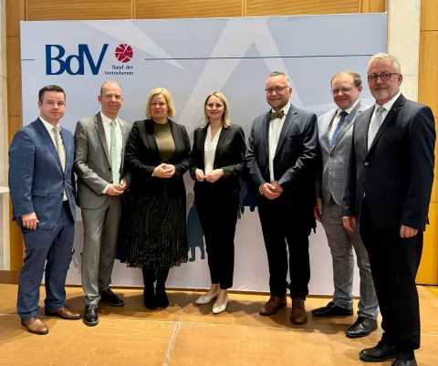 Gruppenfoto vor BdV-Wand