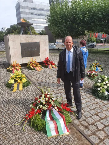 Mann bei Kranzniederlegung