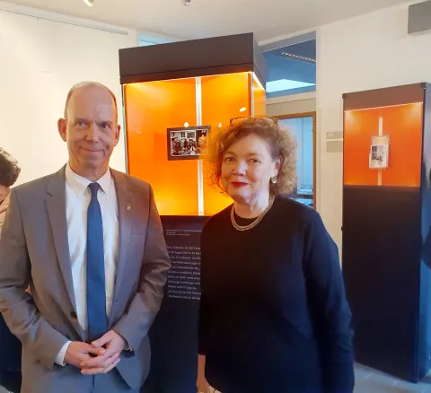 Ein Mann und eine Frau vor einer Vitrine