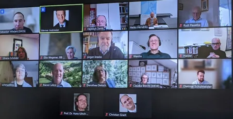 Virtuelles Meeting mit Bildkacheln