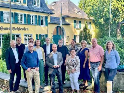 Gruppenbild vor Haus Schlesien