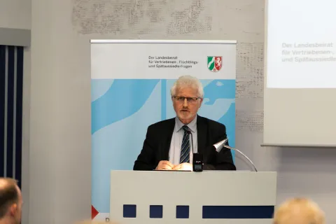 Mann an Rednerpult