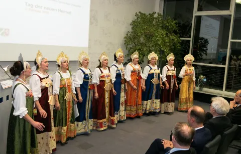 Traditioneller Chor vor Publikum