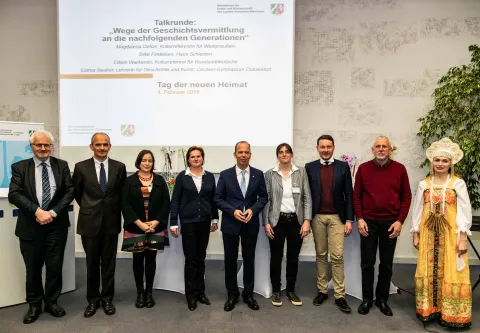 Eine Gruppe vor einer Leinwand