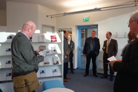 Treffen in einer Bibliothek